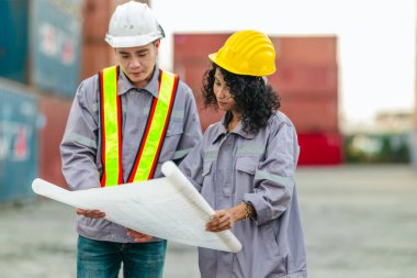 Endüstriyel konteynır işçileri sürdürülebilir lojistik operayı tartıştılar