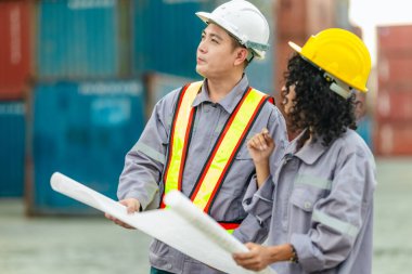 Endüstriyel konteynır işçileri sürdürülebilir lojistik operayı tartıştılar