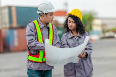 Endüstriyel konteynır işçileri sürdürülebilir lojistik operayı tartıştılar