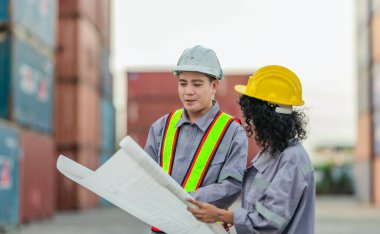 Endüstriyel konteynır işçileri sürdürülebilir lojistik operayı tartıştılar