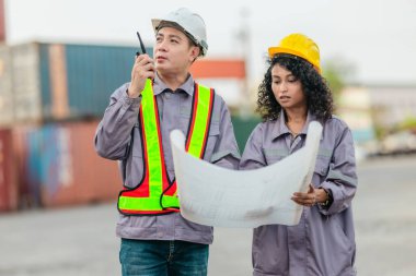 Endüstriyel konteynır işçileri sürdürülebilir lojistik operayı tartıştılar