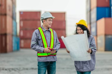 Endüstriyel konteynır işçileri sürdürülebilir lojistik operayı tartıştılar