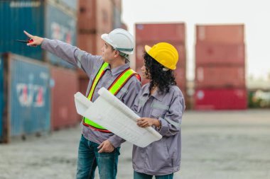 Endüstriyel konteynır işçileri sürdürülebilir lojistik operayı tartıştılar