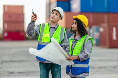 Endüstriyel konteynır işçileri sürdürülebilir lojistik operayı tartıştılar