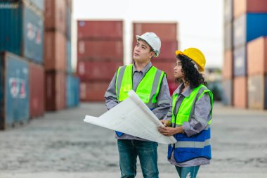 Endüstriyel konteynır işçileri sürdürülebilir lojistik operayı tartıştılar