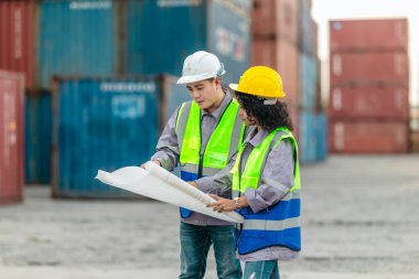 Endüstriyel konteynır işçileri sürdürülebilir lojistik operayı tartıştılar