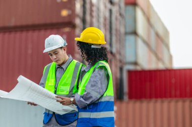 Endüstriyel konteynır işçileri sürdürülebilir lojistik operayı tartıştılar