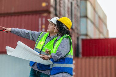 Endüstriyel konteynır işçileri sürdürülebilir lojistik operayı tartıştılar