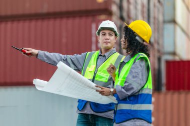 Endüstriyel konteynır işçileri sürdürülebilir lojistik operayı tartıştılar