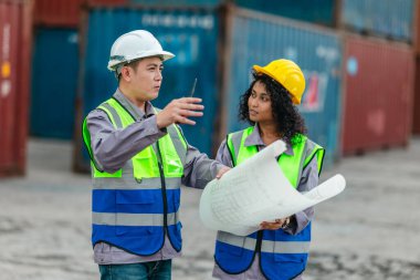Endüstriyel konteynır işçileri sürdürülebilir lojistik operayı tartıştılar