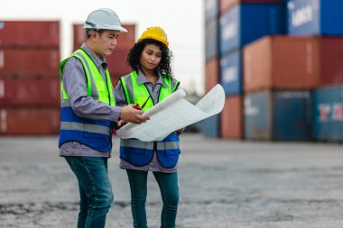 Endüstriyel konteynır işçileri sürdürülebilir lojistik operayı tartıştılar