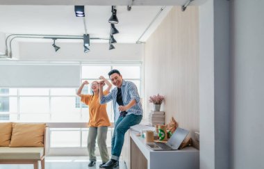 Takım üyeleri modern ofis ortamında başarılı bir projeyi coşkuyla kutluyorlar. Takım çalışmasını, motivasyonu ve başlangıç ortamında hedeflere ulaşmanın sevincini yakaladığınız an.