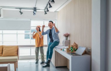 Takım üyeleri modern ofis ortamında başarılı bir projeyi coşkuyla kutluyorlar. Takım çalışmasını, motivasyonu ve başlangıç ortamında hedeflere ulaşmanın sevincini yakaladığınız an.