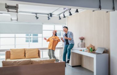 Takım üyeleri modern ofis ortamında başarılı bir projeyi coşkuyla kutluyorlar. Takım çalışmasını, motivasyonu ve başlangıç ortamında hedeflere ulaşmanın sevincini yakaladığınız an.