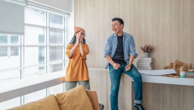 Takım üyeleri modern ofis ortamında başarılı bir projeyi coşkuyla kutluyorlar. Takım çalışmasını, motivasyonu ve başlangıç ortamında hedeflere ulaşmanın sevincini yakaladığınız an.