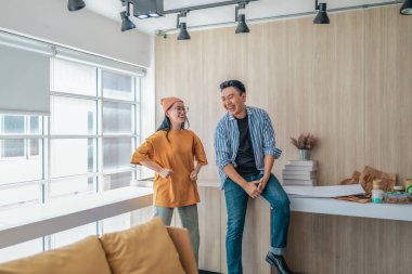 Takım üyeleri modern ofis ortamında başarılı bir projeyi coşkuyla kutluyorlar. Takım çalışmasını, motivasyonu ve başlangıç ortamında hedeflere ulaşmanın sevincini yakaladığınız an.