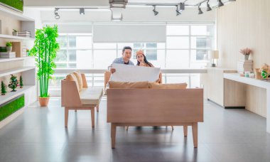 İki profesyonel, parlak ve modern bir çalışma alanında büyük bir planlama tablosunu gözden geçiriyorlar. Sahne, bir başlangıç ortamında takım çalışması, stratejik düşünme ve işbirlikçi proje gelişimini yansıtıyor