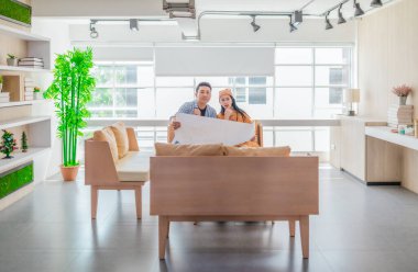 İki profesyonel, parlak ve modern bir çalışma alanında büyük bir planlama tablosunu gözden geçiriyorlar. Sahne, bir başlangıç ortamında takım çalışması, stratejik düşünme ve işbirlikçi proje gelişimini yansıtıyor