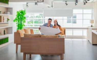 İki profesyonel, parlak ve modern bir çalışma alanında büyük bir planlama tablosunu gözden geçiriyorlar. Sahne, bir başlangıç ortamında takım çalışması, stratejik düşünme ve işbirlikçi proje gelişimini yansıtıyor