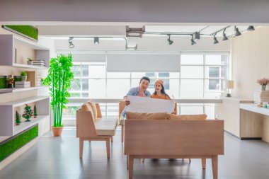 İki profesyonel, parlak ve modern bir çalışma alanında büyük bir planlama tablosunu gözden geçiriyorlar. Sahne, bir başlangıç ortamında takım çalışması, stratejik düşünme ve işbirlikçi proje gelişimini yansıtıyor