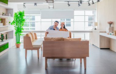 İki profesyonel, parlak ve modern bir çalışma alanında büyük bir planlama tablosunu gözden geçiriyorlar. Sahne, bir başlangıç ortamında takım çalışması, stratejik düşünme ve işbirlikçi proje gelişimini yansıtıyor