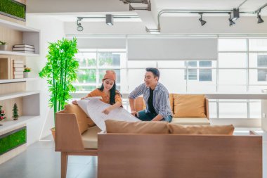 İki profesyonel, parlak ve modern bir çalışma alanında büyük bir planlama tablosunu gözden geçiriyorlar. Sahne, bir başlangıç ortamında takım çalışması, stratejik düşünme ve işbirlikçi proje gelişimini yansıtıyor