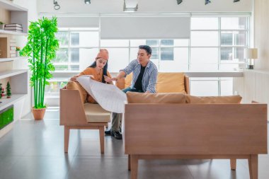 İki profesyonel, parlak ve modern bir çalışma alanında büyük bir planlama tablosunu gözden geçiriyorlar. Sahne, bir başlangıç ortamında takım çalışması, stratejik düşünme ve işbirlikçi proje gelişimini yansıtıyor