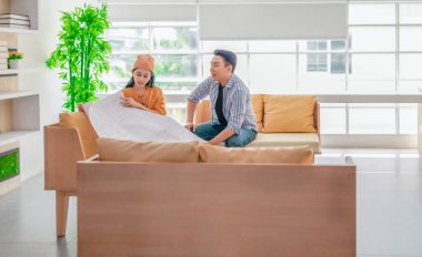 İki profesyonel, parlak ve modern bir çalışma alanında büyük bir planlama tablosunu gözden geçiriyorlar. Sahne, bir başlangıç ortamında takım çalışması, stratejik düşünme ve işbirlikçi proje gelişimini yansıtıyor