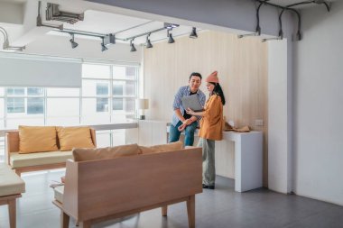 İki iş ortağı modern çalışma alanındaki çeşitli sürdürülebilir ambalaj malzemelerini değerlendiriyor. Yaratıcı işbirliği, ürün tasarımı ve çevreye duyarlı iş uygulamalarının vurgulanması.