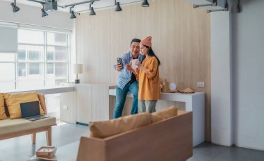 İki iş ortağı modern çalışma alanındaki çeşitli sürdürülebilir ambalaj malzemelerini değerlendiriyor. Yaratıcı işbirliği, ürün tasarımı ve çevreye duyarlı iş uygulamalarının vurgulanması.