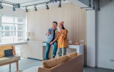 İki iş ortağı modern çalışma alanındaki çeşitli sürdürülebilir ambalaj malzemelerini değerlendiriyor. Yaratıcı işbirliği, ürün tasarımı ve çevreye duyarlı iş uygulamalarının vurgulanması.