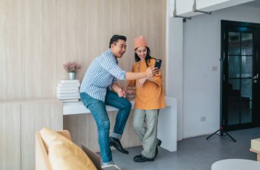 İki iş ortağı modern çalışma alanındaki çeşitli sürdürülebilir ambalaj malzemelerini değerlendiriyor. Yaratıcı işbirliği, ürün tasarımı ve çevreye duyarlı iş uygulamalarının vurgulanması.