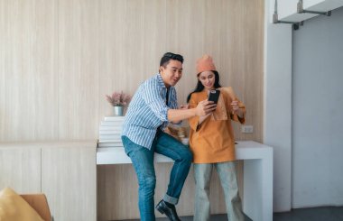 İki iş ortağı modern çalışma alanındaki çeşitli sürdürülebilir ambalaj malzemelerini değerlendiriyor. Yaratıcı işbirliği, ürün tasarımı ve çevreye duyarlı iş uygulamalarının vurgulanması.