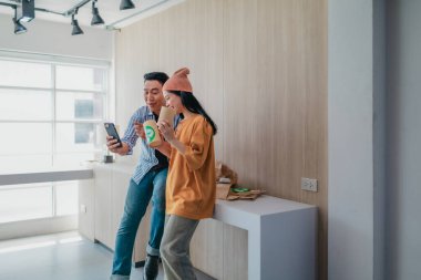 İki iş ortağı modern çalışma alanındaki çeşitli sürdürülebilir ambalaj malzemelerini değerlendiriyor. Yaratıcı işbirliği, ürün tasarımı ve çevreye duyarlı iş uygulamalarının vurgulanması.