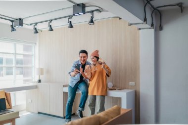 İki iş ortağı modern çalışma alanındaki çeşitli sürdürülebilir ambalaj malzemelerini değerlendiriyor. Yaratıcı işbirliği, ürün tasarımı ve çevreye duyarlı iş uygulamalarının vurgulanması.