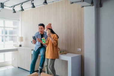 İki iş ortağı modern çalışma alanındaki çeşitli sürdürülebilir ambalaj malzemelerini değerlendiriyor. Yaratıcı işbirliği, ürün tasarımı ve çevreye duyarlı iş uygulamalarının vurgulanması.