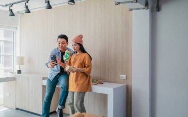 İki iş ortağı modern çalışma alanındaki çeşitli sürdürülebilir ambalaj malzemelerini değerlendiriyor. Yaratıcı işbirliği, ürün tasarımı ve çevreye duyarlı iş uygulamalarının vurgulanması.