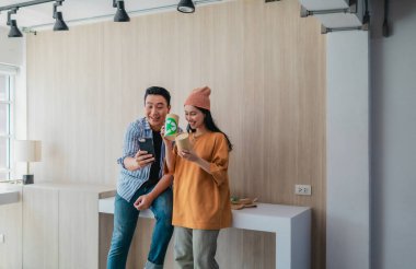 İki iş ortağı modern çalışma alanındaki çeşitli sürdürülebilir ambalaj malzemelerini değerlendiriyor. Yaratıcı işbirliği, ürün tasarımı ve çevreye duyarlı iş uygulamalarının vurgulanması.