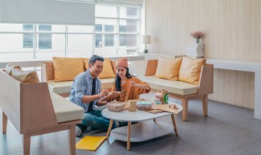 İki girişimci, modern bir çalışma alanında sürdürülebilir ambalaj örneklerini gözden geçiriyorlar. Çevre dostu materyaller ve ürün prototipleriyle çevrelenmiş olarak ürün geliştirme ve markalaşma fikirlerini tartışıyorlar.