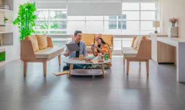 İki girişimci, modern bir çalışma alanında sürdürülebilir ambalaj örneklerini gözden geçiriyorlar. Çevre dostu materyaller ve ürün prototipleriyle çevrelenmiş olarak ürün geliştirme ve markalaşma fikirlerini tartışıyorlar.