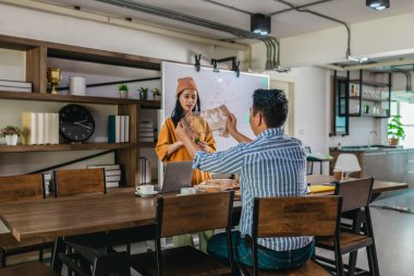 Yenilikçi ve çevre dostu ambalaj çözümleri üreten yaratıcı bir ekip. Dinamik bir iş ortamında sürdürülebilir düşünme, takım çalışması ve ürün geliştirme yansımaları