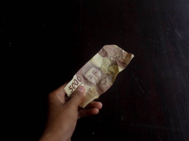 Endonezya parası, beş bin rupia izole edilmiş.