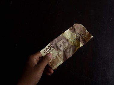 Endonezya parası, beş bin rupia izole edilmiş.