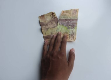 Endonezya parası, beş bin rupia izole edilmiş.