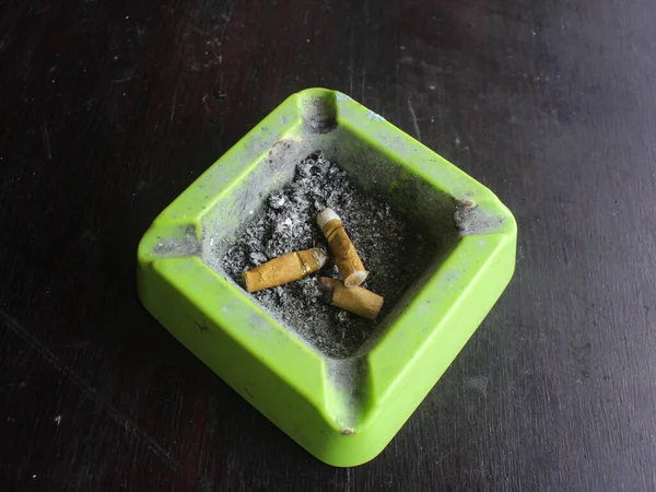 Zigarettenaschenbecher Und Zigarettenstummel Mit Holzhintergrund — Stockfoto