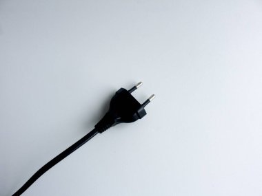 Avrupa elektrik prizi beyaz arka planda izole edildi. Fişi olan siyah güç kablosu. Güç kablosu yakın plan
