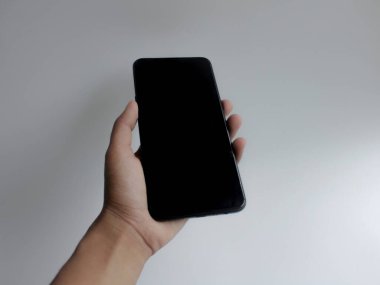 El ele tutuşan akıllı telefon mobil uygulamanız ya da web sitenizin tasarımı için beyaz arka planda izole edilmiş, Global Business teknolojisi logosu - yol kırpma dahil.
