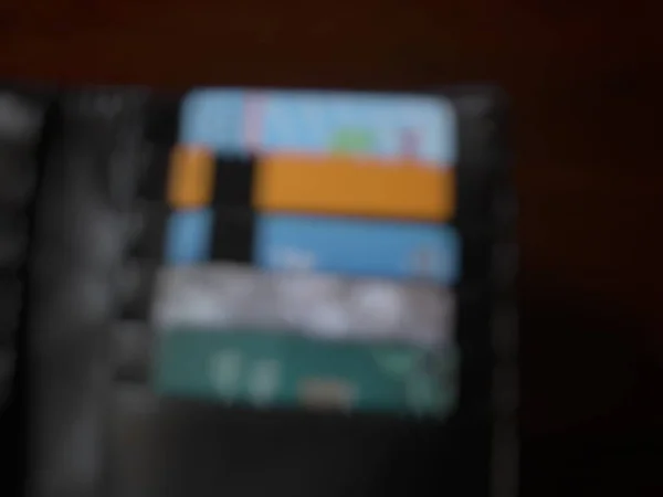 Atmカード ブラウンレザー財布のクレジットカードのデフォーカス — ストック写真