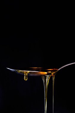 Bir kaşığa serpiştirilmiş bal 