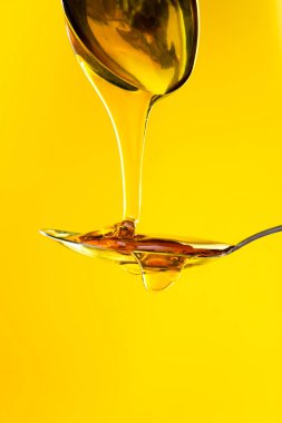 Bir kaşığa serpiştirilmiş bal 